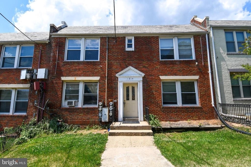 1314 Downing Place Ne - Photo 0
