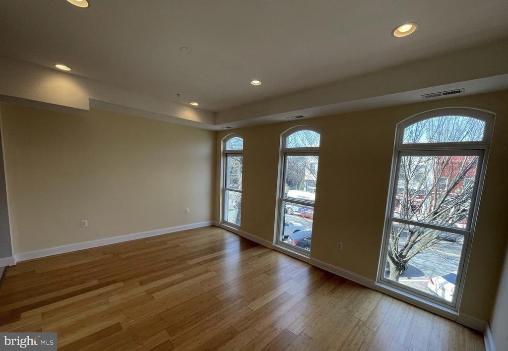 532 8th Street Se - Photo 5
