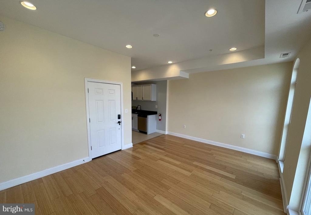 532 8th Street Se - Photo 3