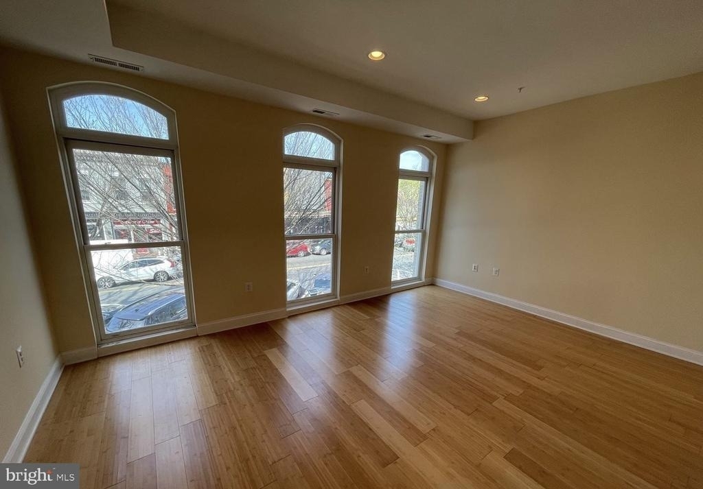 532 8th Street Se - Photo 4