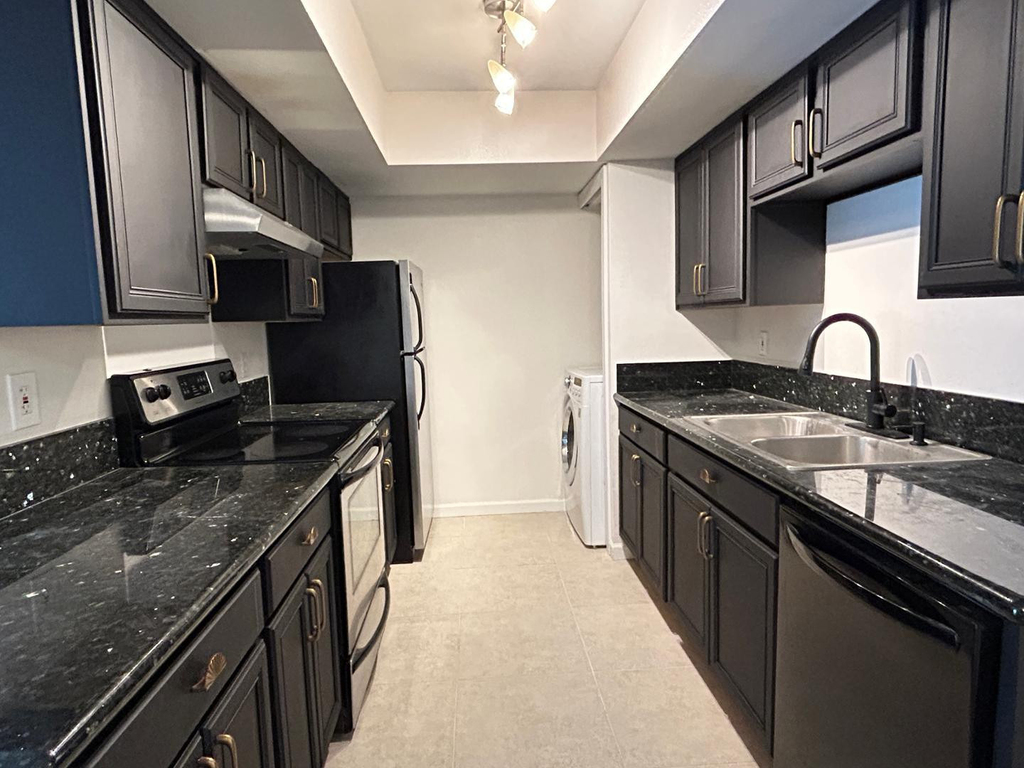 740 W Elm Street - Photo 5