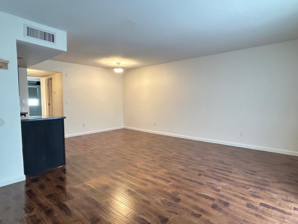 740 W Elm Street - Photo 3