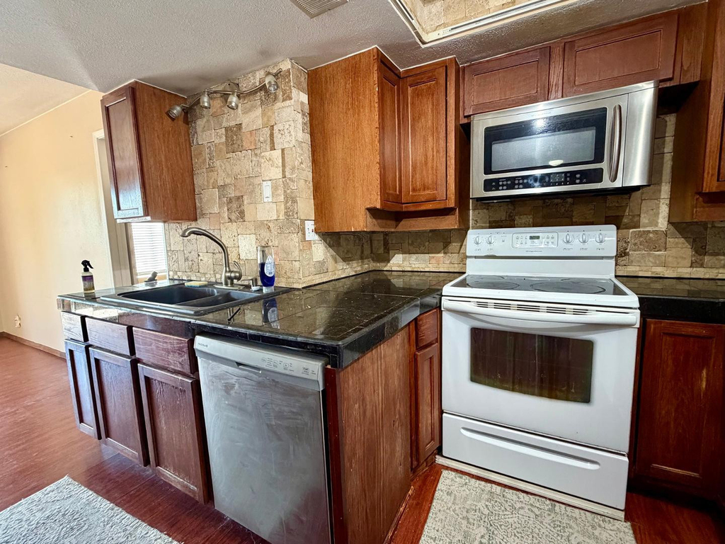 540 N May - Photo 5