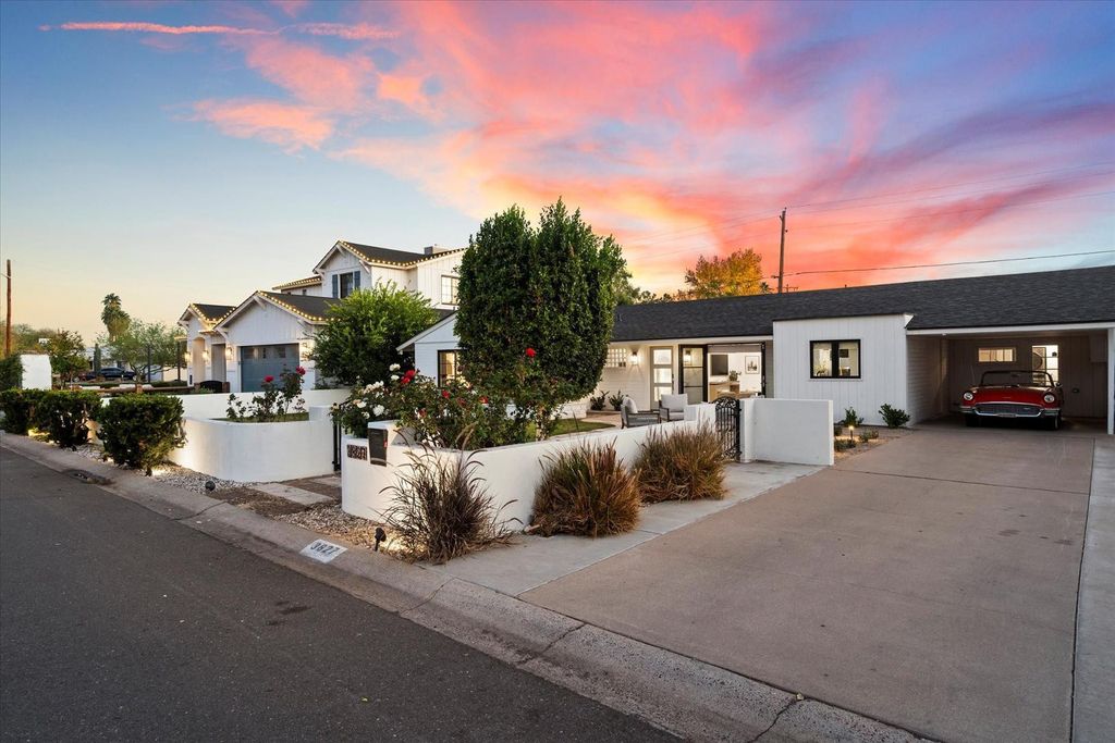 3827 E Hazelwood Street - Photo 4