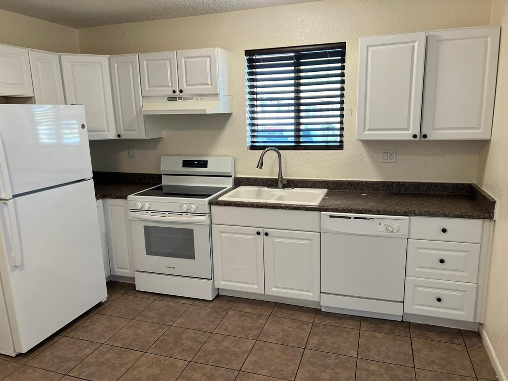 1420 E Brown Street - Photo 3