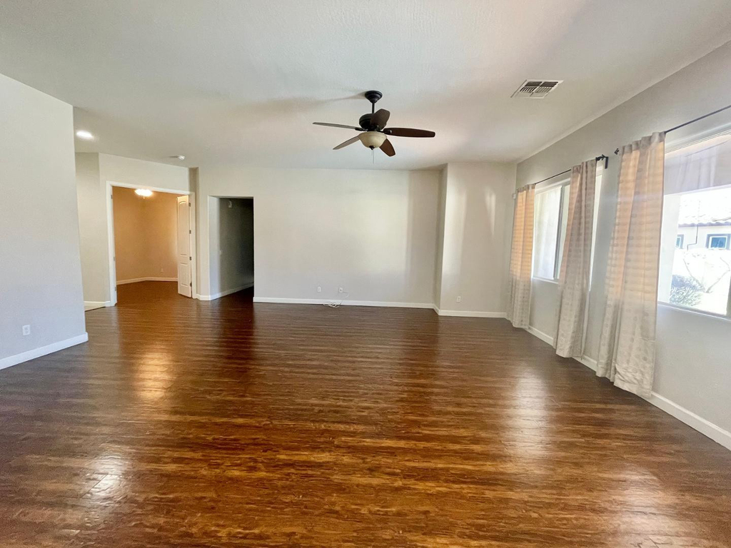 638 E Charlevoix Avenue - Photo 5