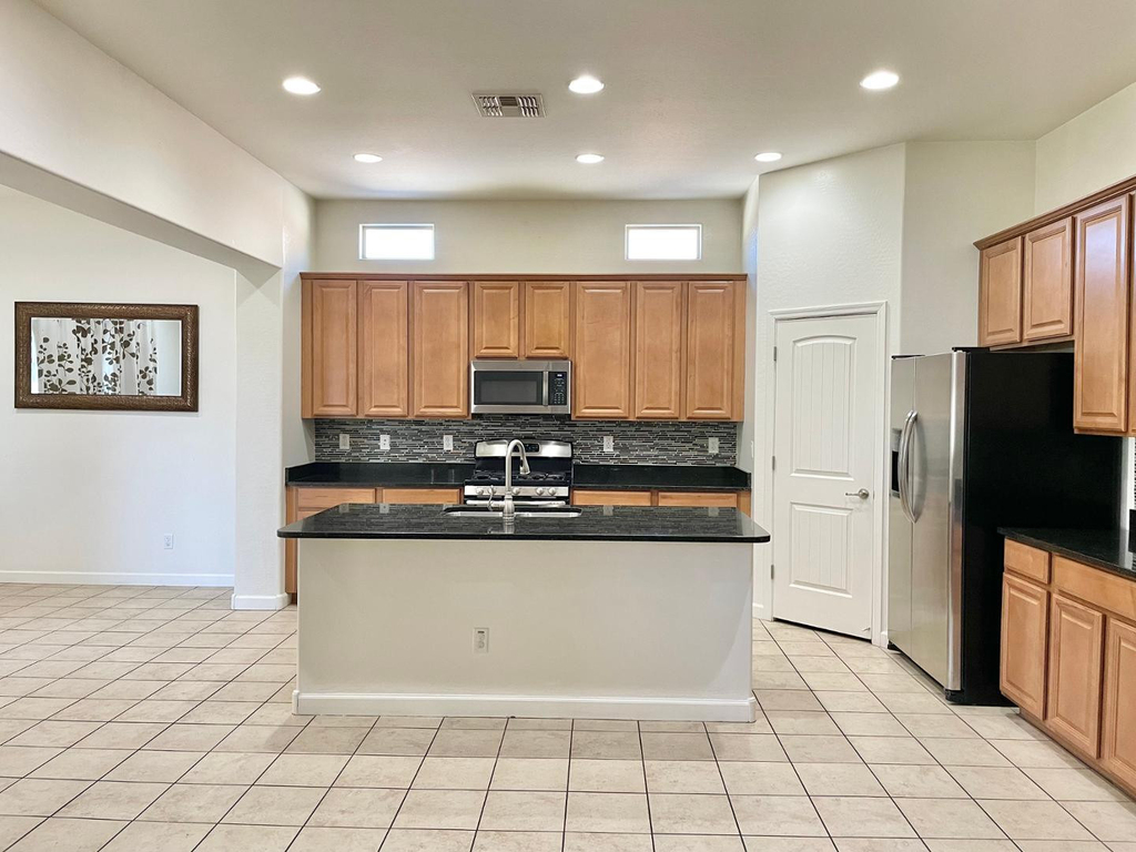 638 E Charlevoix Avenue - Photo 2