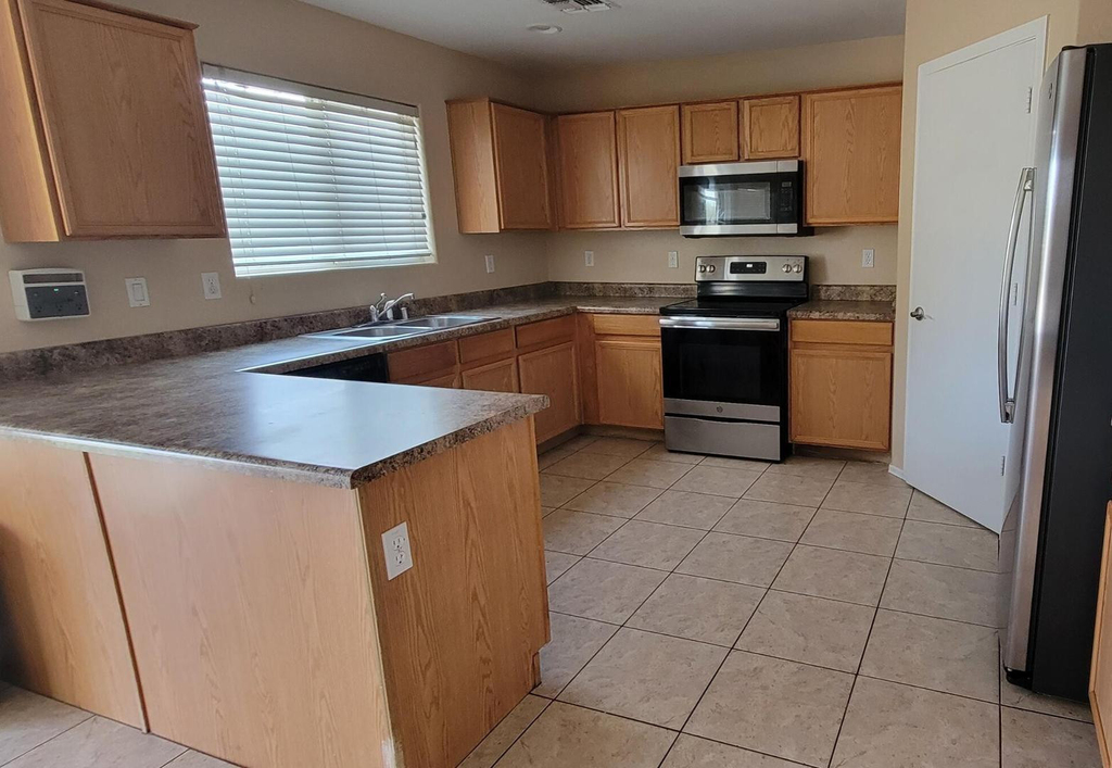 17440 W Caribbean Lane - Photo 3