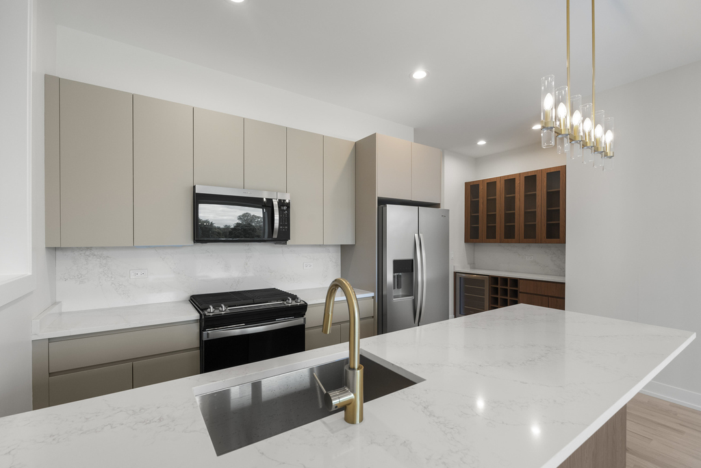 428 E 50th Place - Photo 9