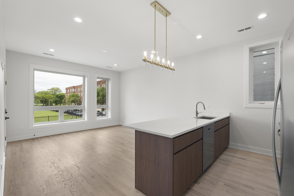 428 E 50th Place - Photo 4
