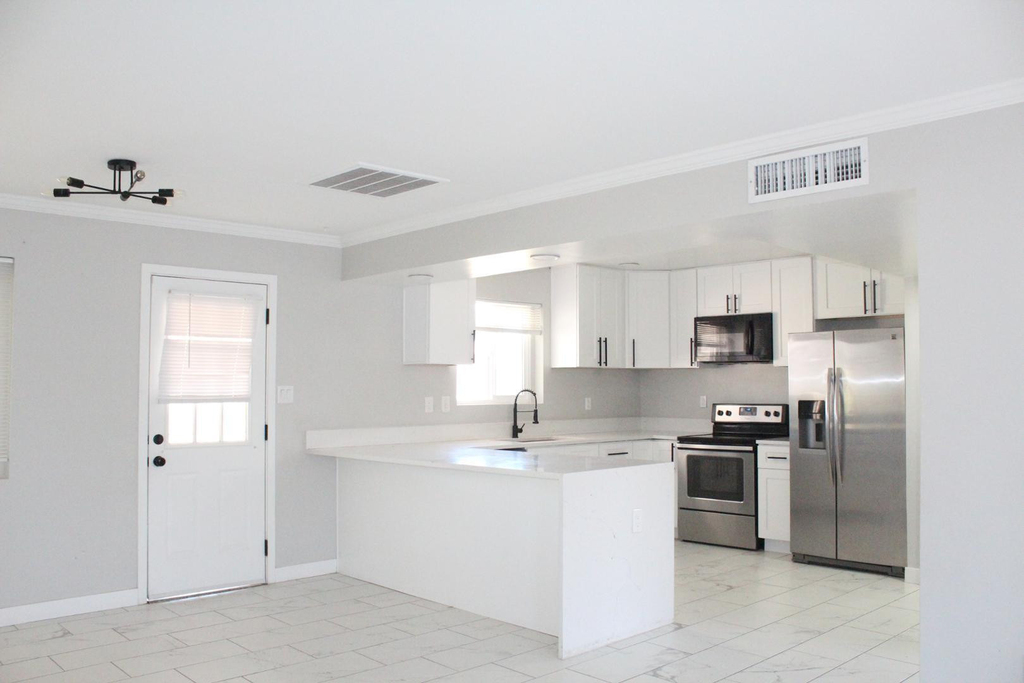 3932 W Griswold Road - Photo 3