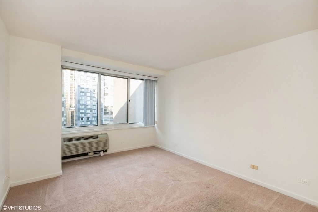 211 E Ohio Street - Photo 6