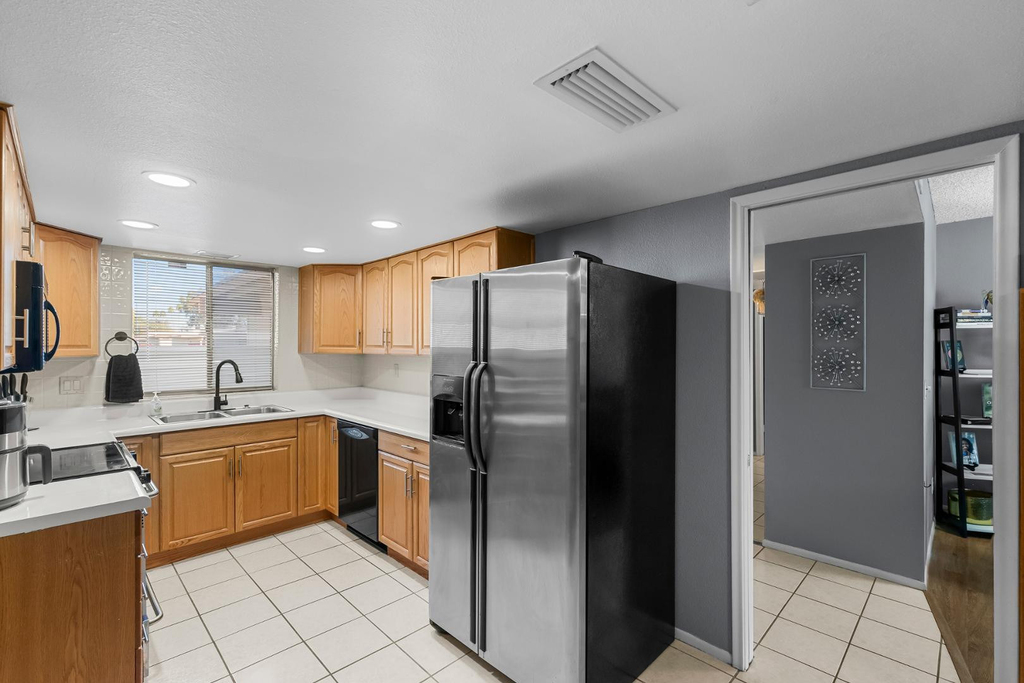 2355 W Voltaire Avenue - Photo 5