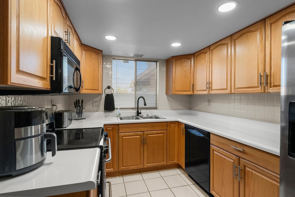 2355 W Voltaire Avenue - Photo 4
