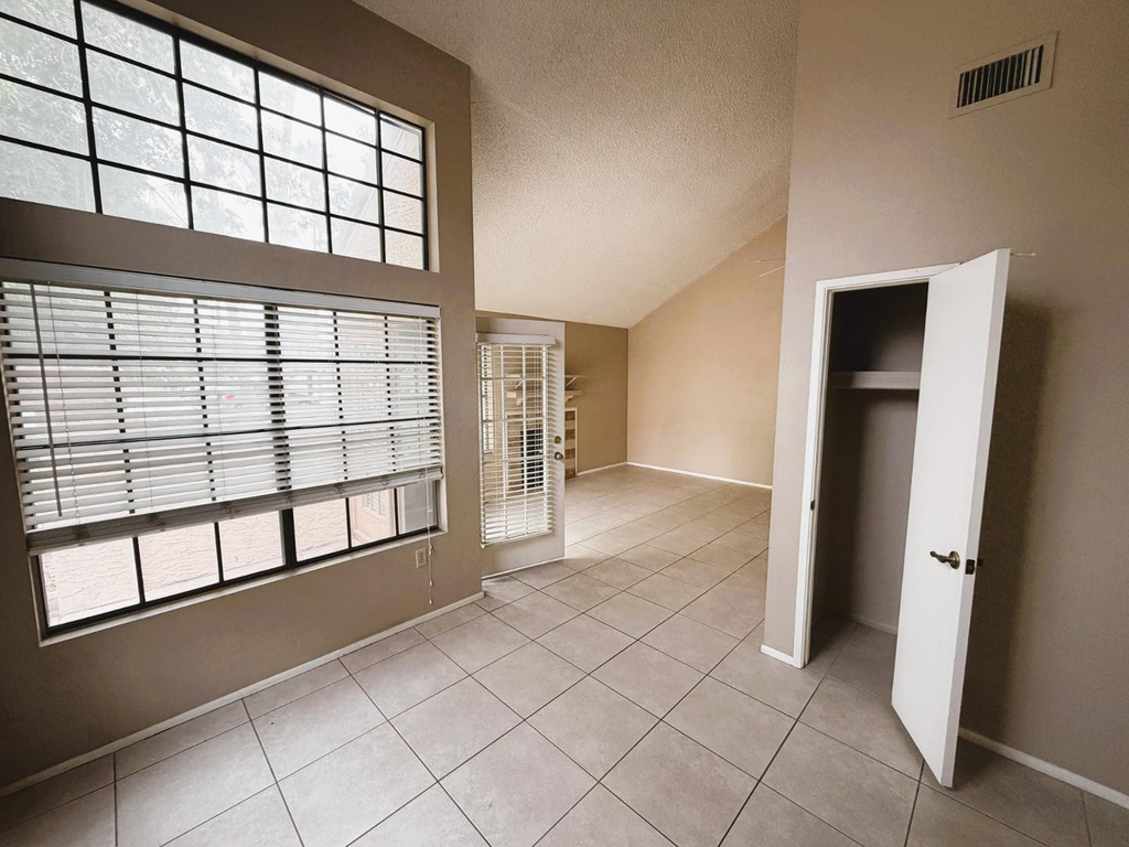 602 N May -- - Photo 4