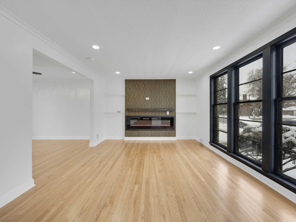 10606 S Vernon Avenue - Photo 2