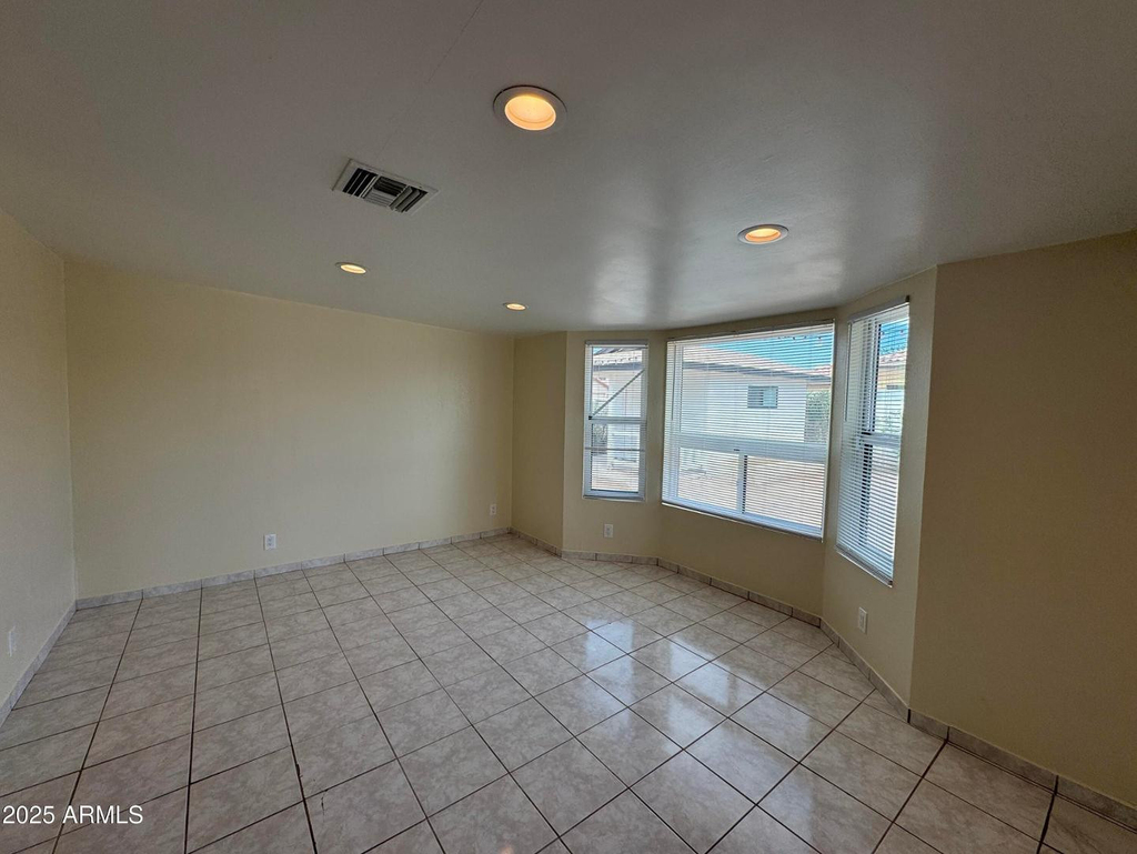5502 W Frier Drive - Photo 16