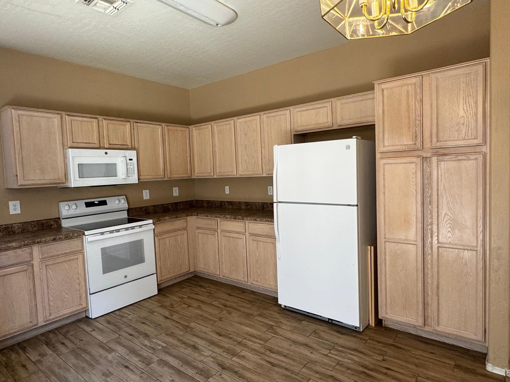 1814 S 114th Drive - Photo 3