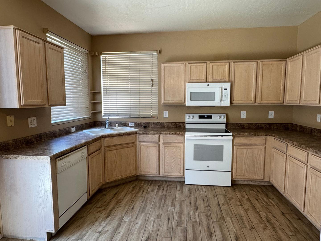 1814 S 114th Drive - Photo 5