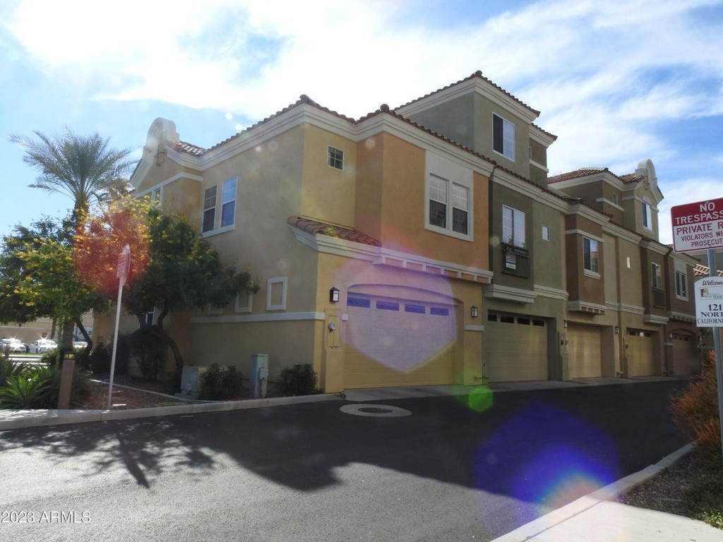 121 N California Street - Photo 1