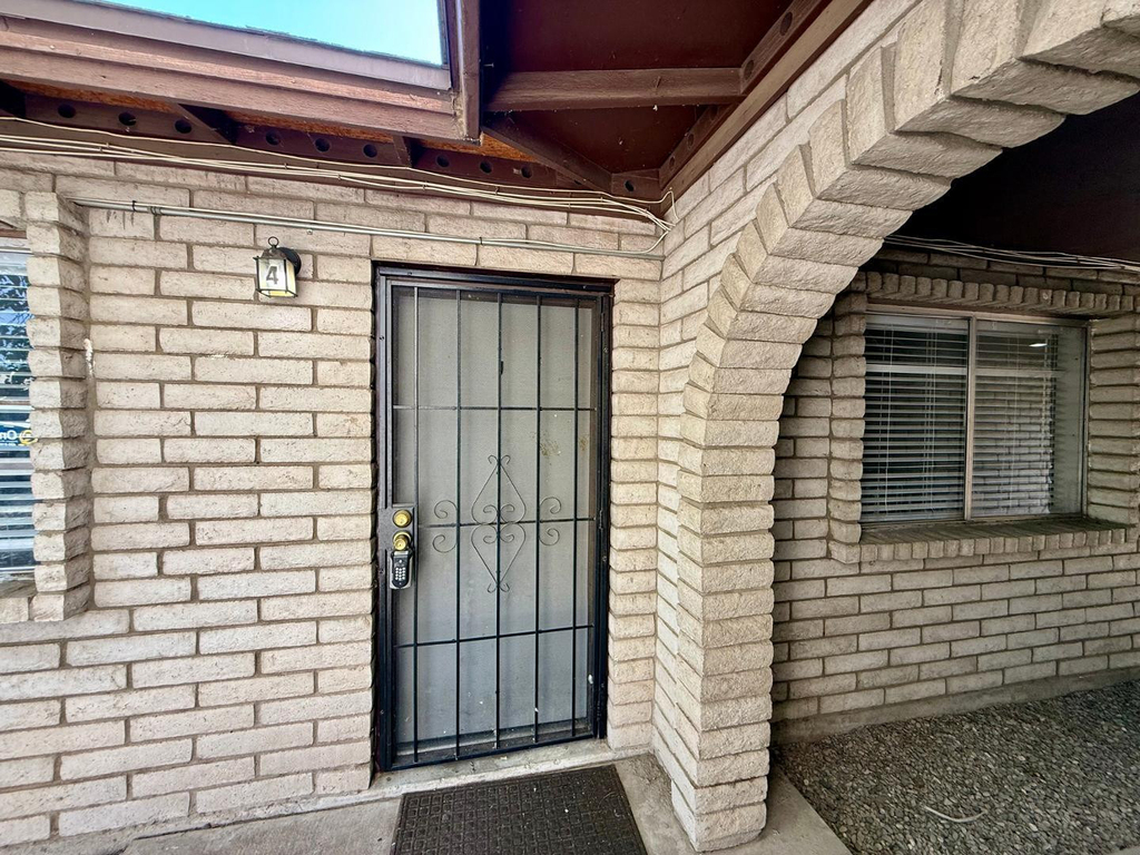 2201 W Belmont Avenue - Photo 2