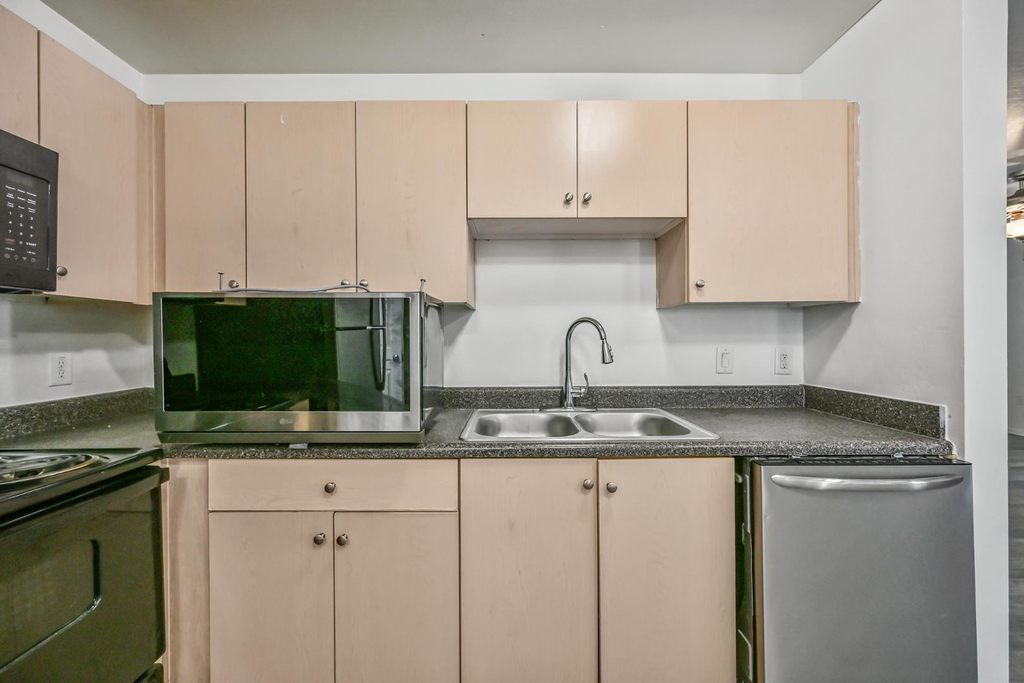 3065 N 67th Avenue - Photo 5