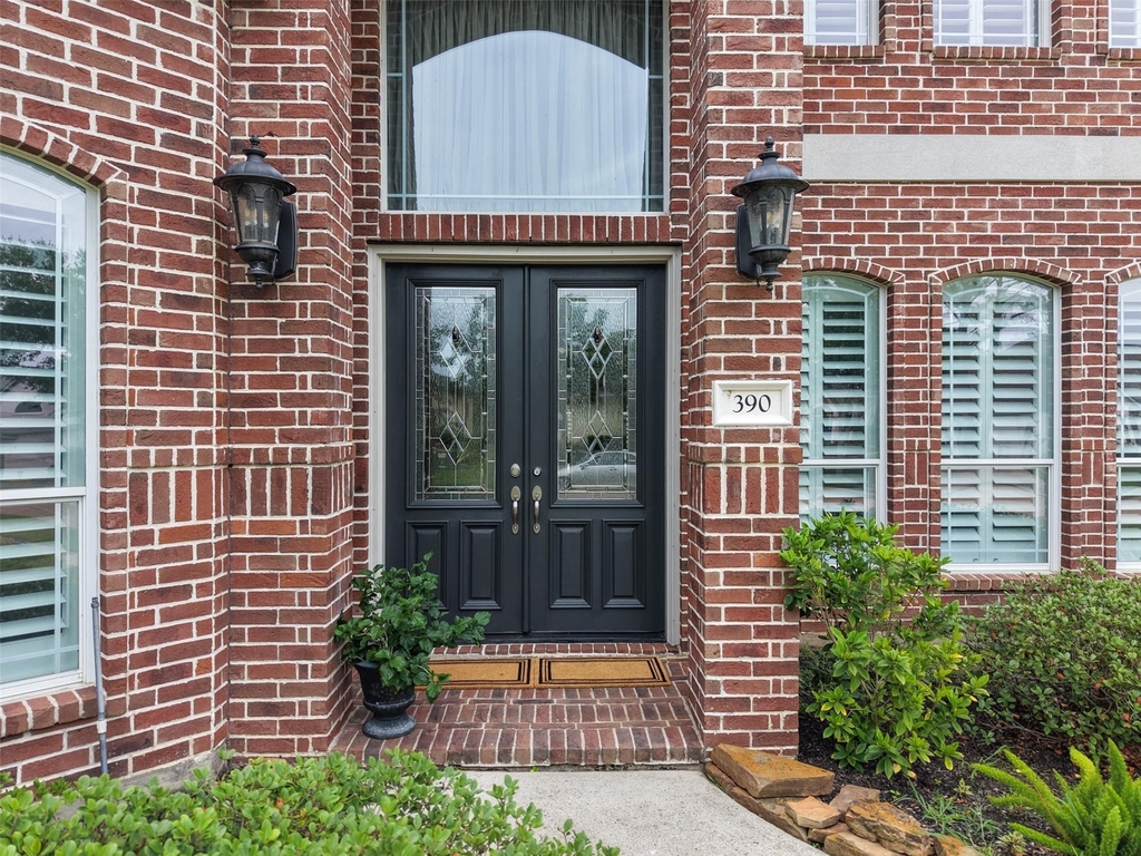 390 Wedgewood Drive - Photo 2