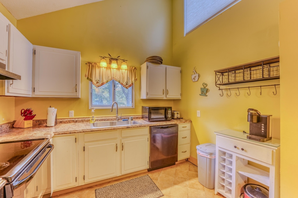 28 Condo - Photo 11