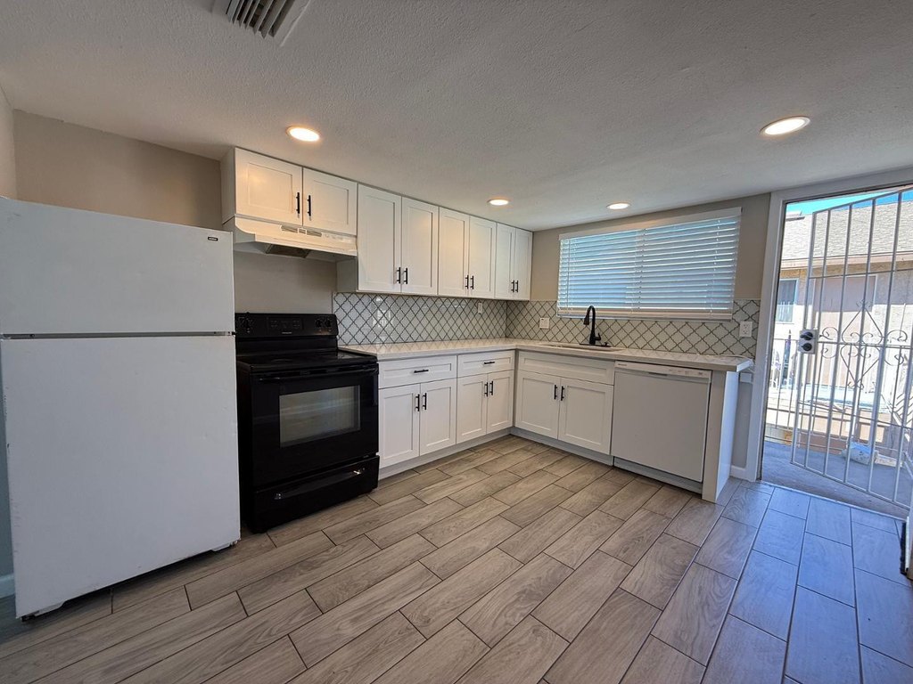 3302 W Loma Lane - Photo 2