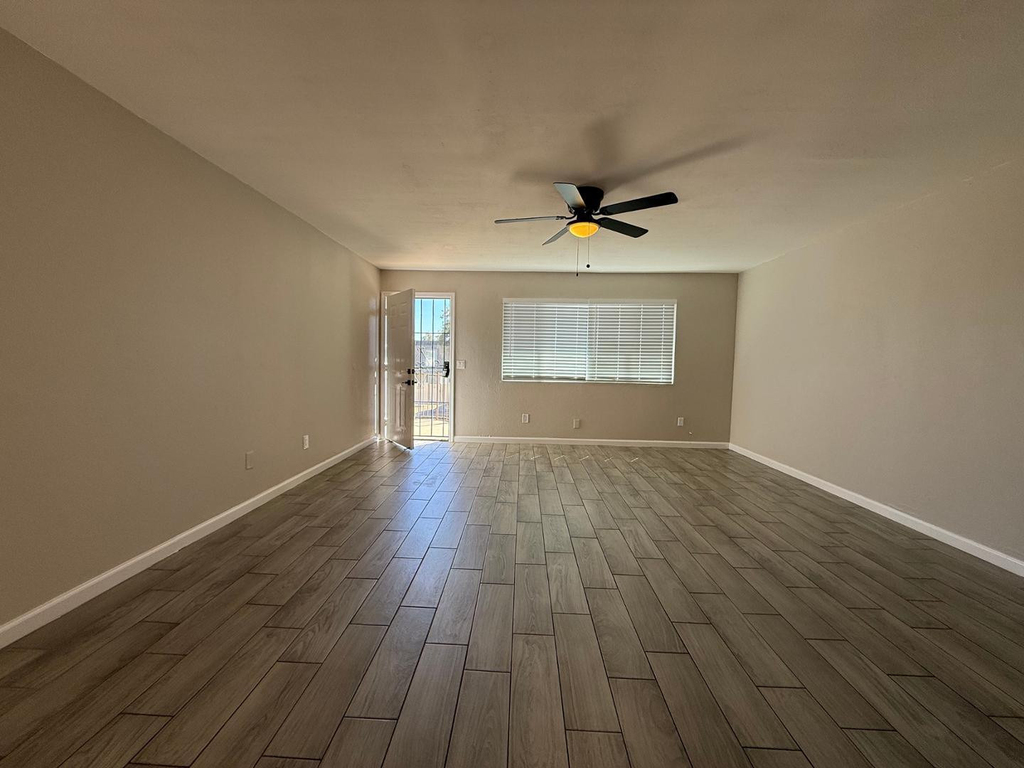 3302 W Loma Lane - Photo 5