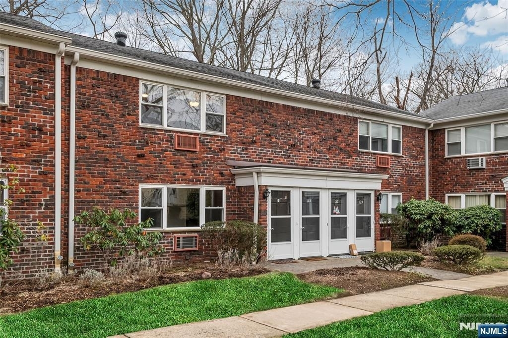 121 Regency - Photo 0