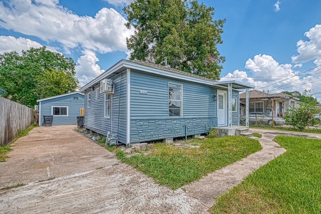 6715 Victoria Street - Photo 33
