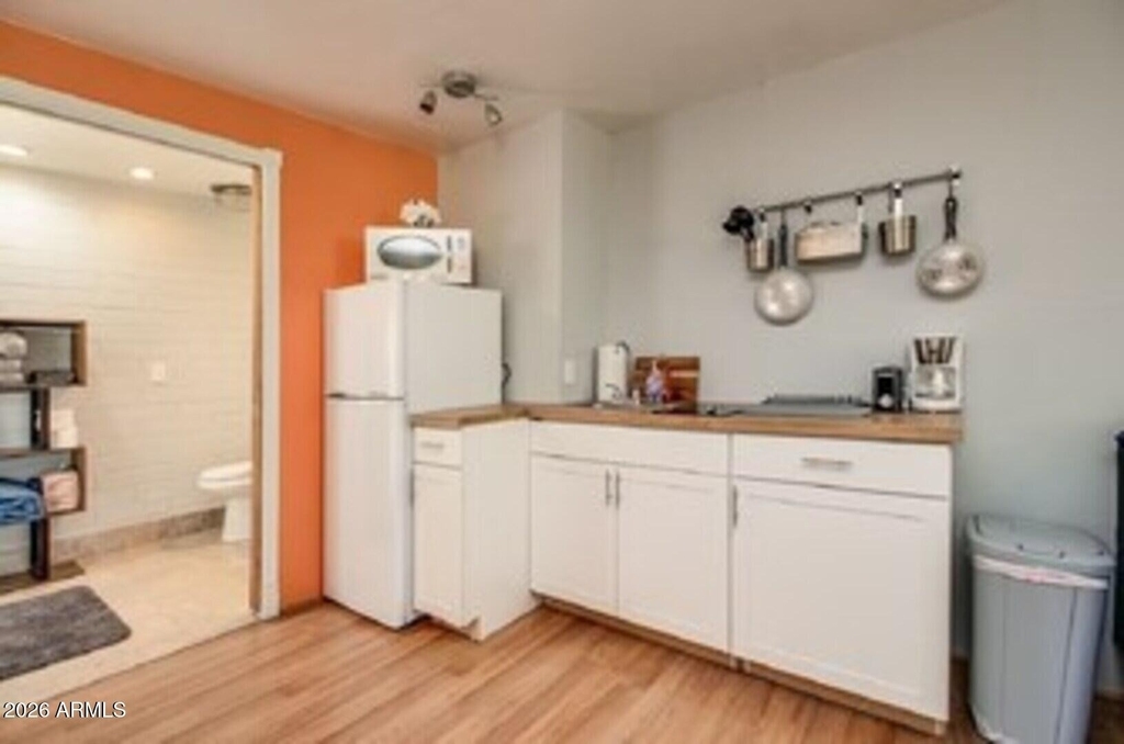 830 E Maryland Avenue - Photo 3