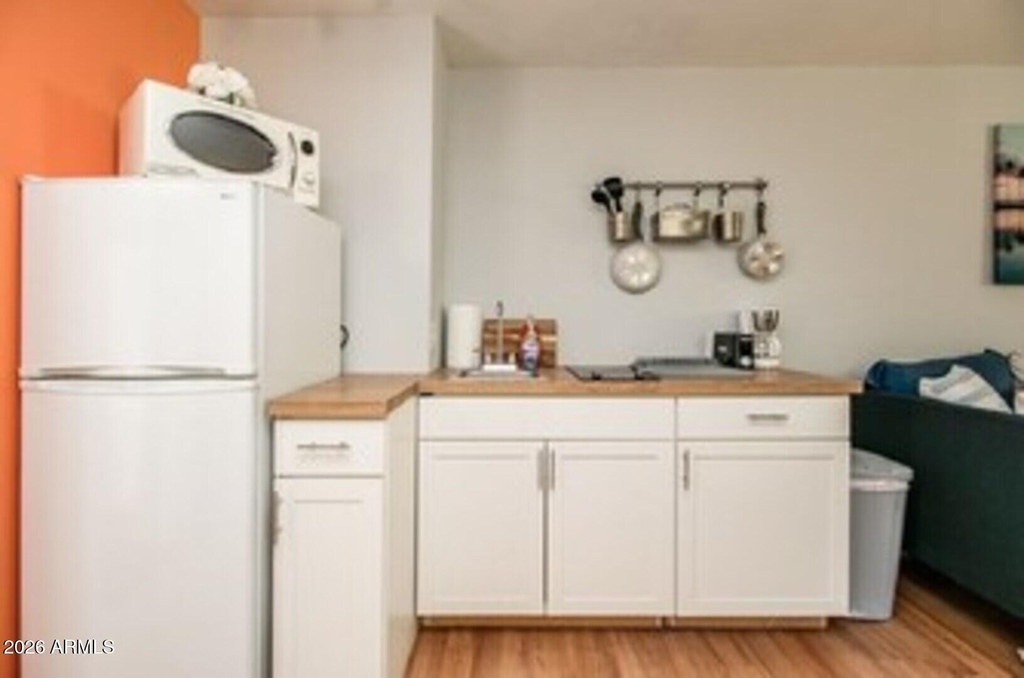 830 E Maryland Avenue - Photo 9