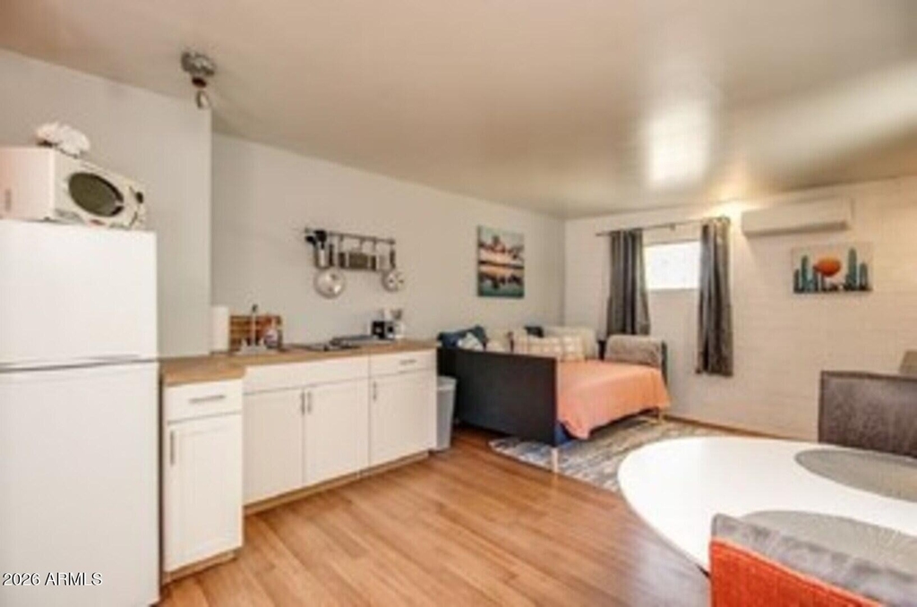 830 E Maryland Avenue - Photo 4