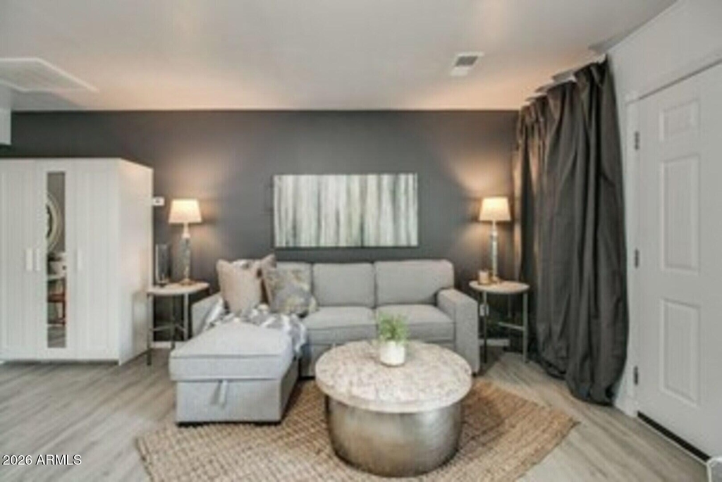 830 E Maryland Avenue - Photo 2