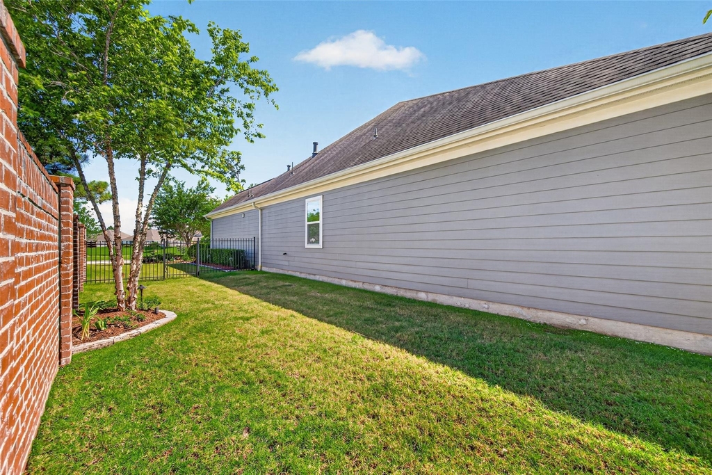 2072 Laurie Darlin Drive - Photo 32