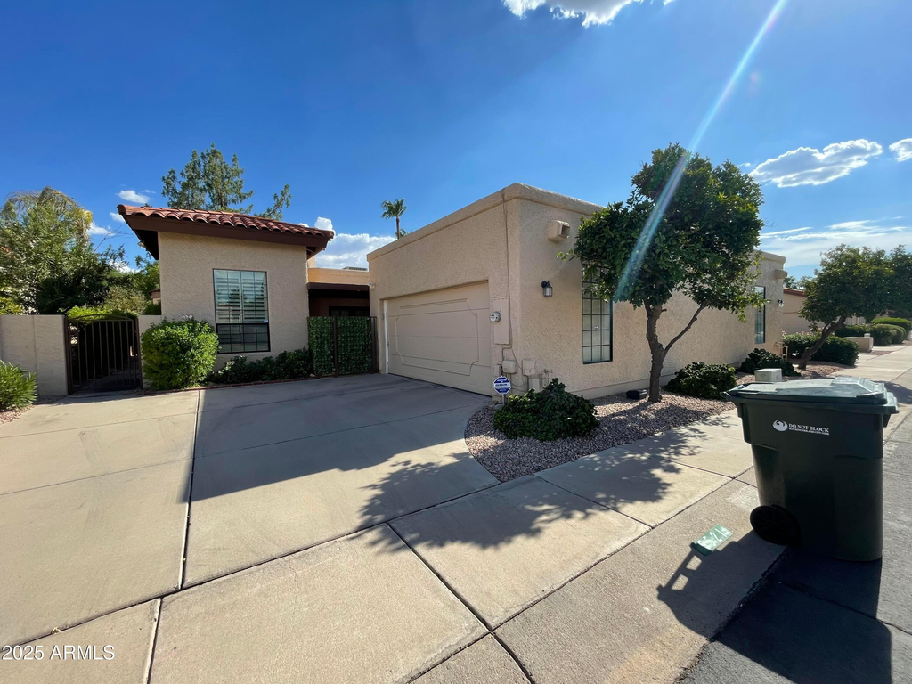 5521 E Paradise Drive - Photo 0