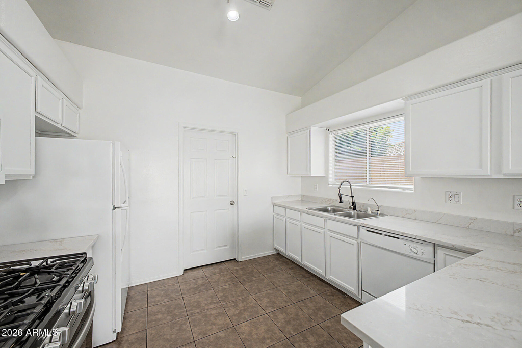 930 E Harwell Road - Photo 13