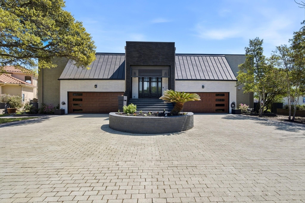 11707 Edgewater Court - Photo 0