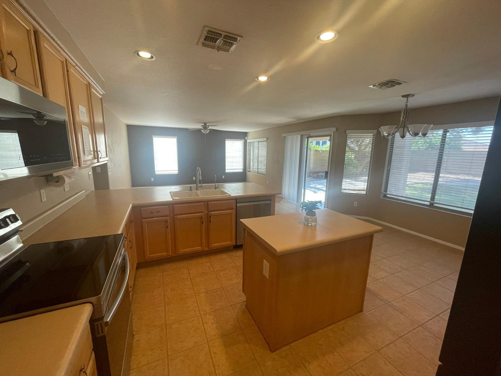 1053 W Bruce Avenue - Photo 4