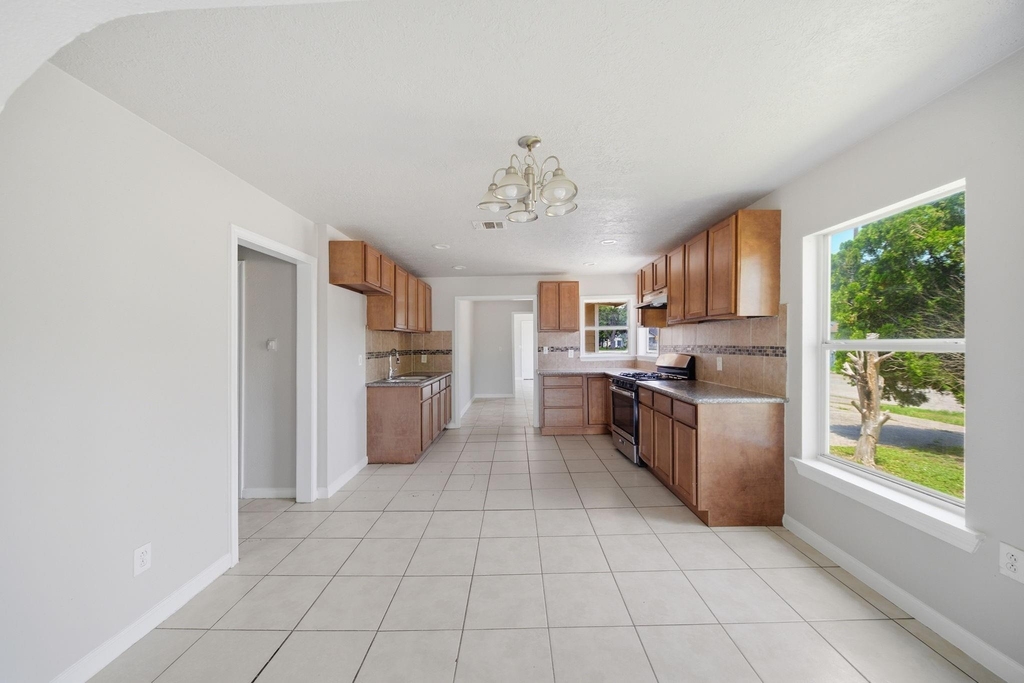 1102 Johnson Street - Photo 4