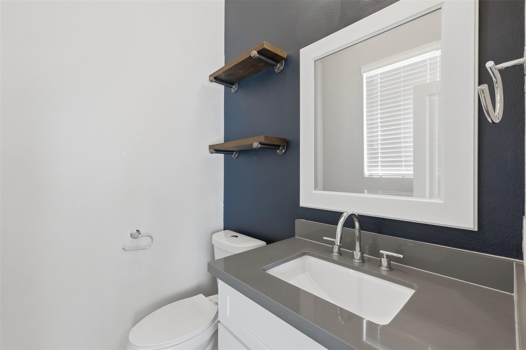 2403 Everett Street - Photo 3
