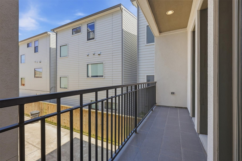 2403 Everett Street - Photo 2