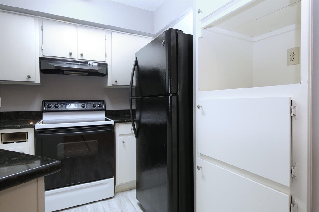 2626 Holly Hall Street - Photo 9