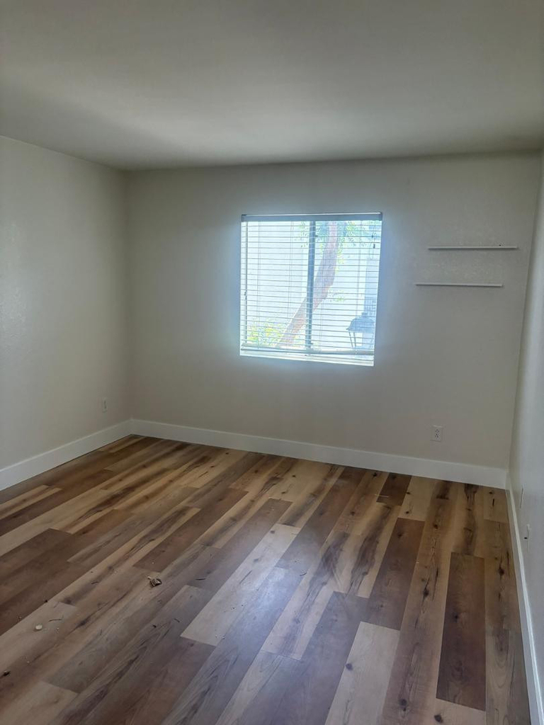 740 W Elm Street - Photo 7