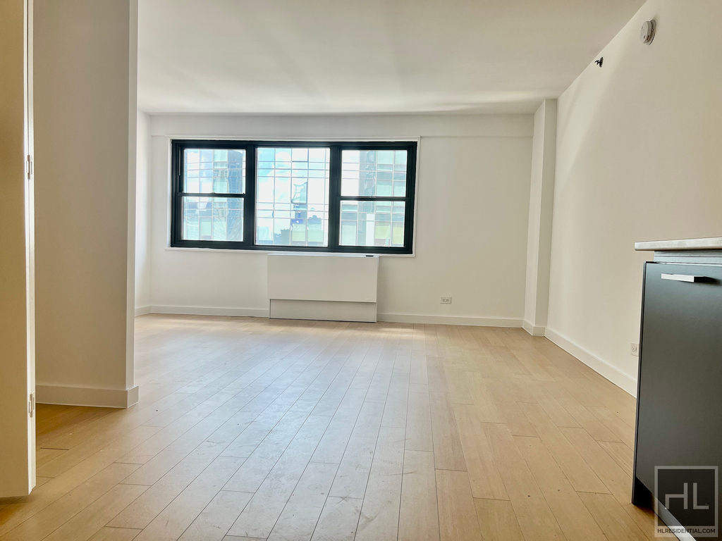 East 39th Street - Photo 0