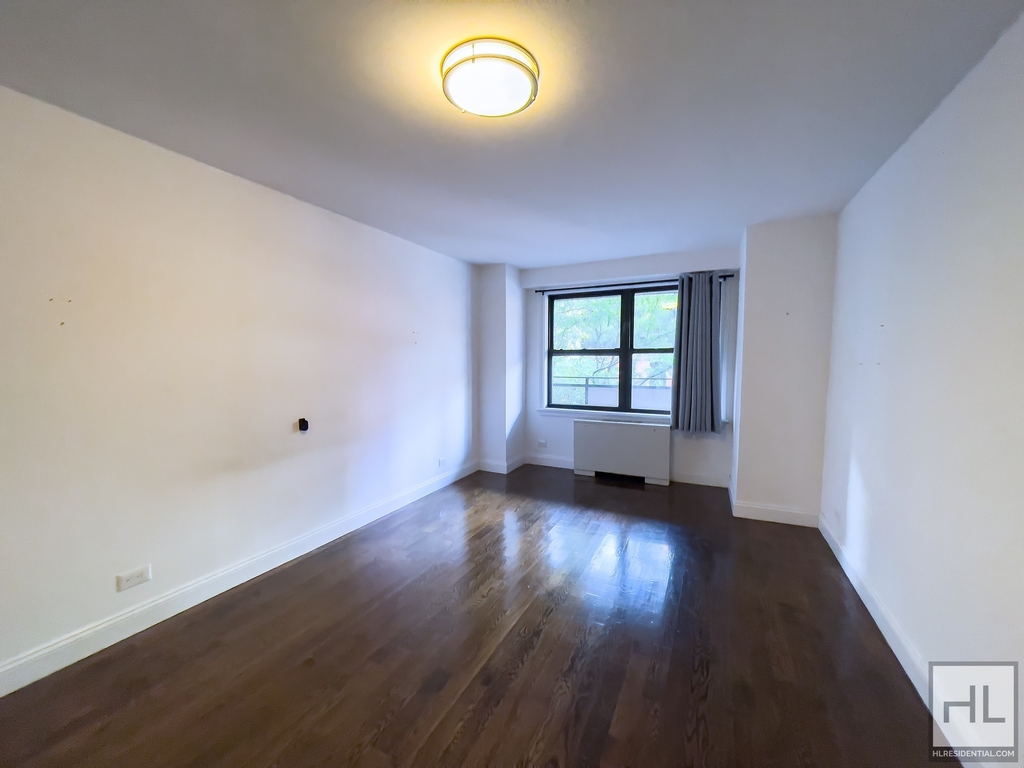 E 82 St - Photo 0