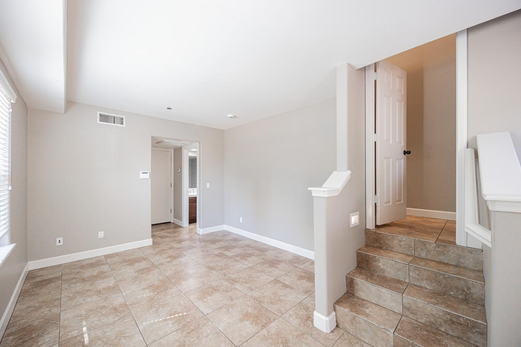 563 W 6th Street - Photo 10