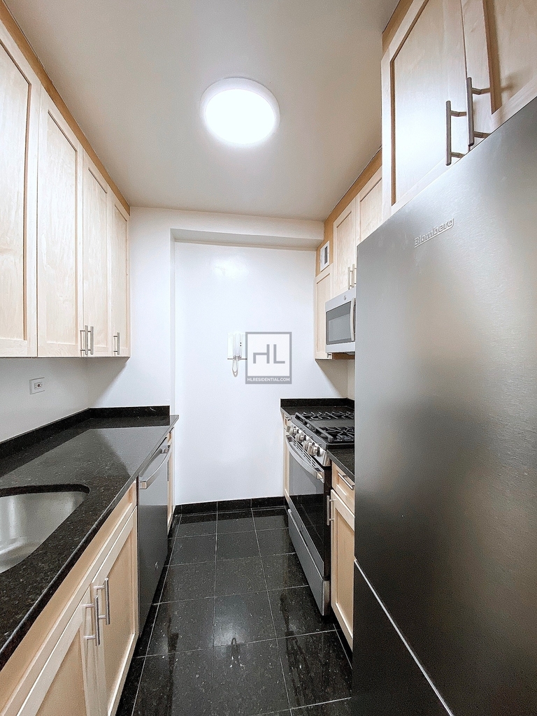 East 55th Street - Photo 2